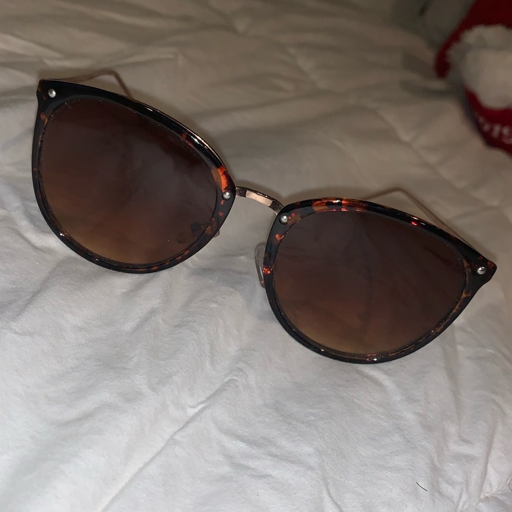 𝙵𝚛𝚊𝚗𝚌𝚎𝚜𝚌𝚊’𝚜 𝚂𝚞𝚗𝚐𝚕𝚊𝚜𝚜𝚎𝚜☀︎︎ - Picture 3 of 4